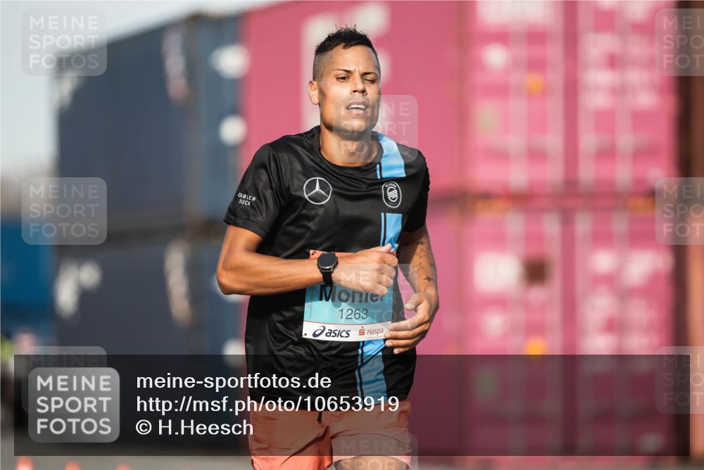 03.10.2026 - Köhlbrandbrückenlauf H.Heesch http://msf.ph/oto/10653919 03.10.2026 09:45:03 Ziel 1263 meine-sportfotos.de