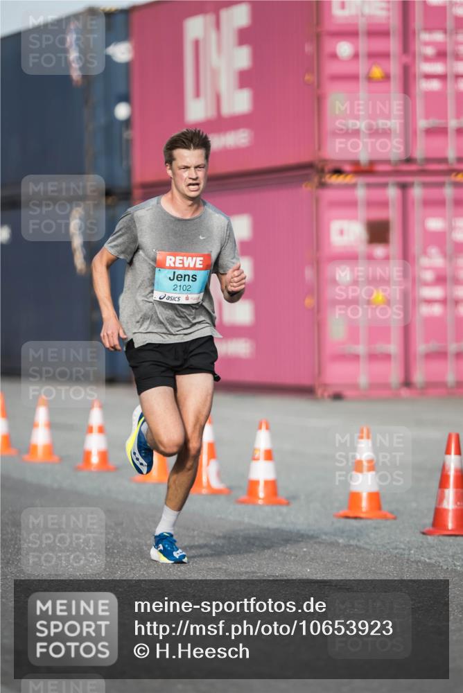 03.10.2026 - Köhlbrandbrückenlauf H.Heesch http://msf.ph/oto/10653923 03.10.2026 09:45:27 Ziel 2102, 2111 meine-sportfotos.de