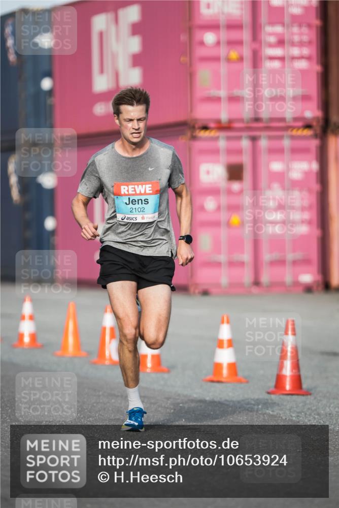 03.10.2026 - Köhlbrandbrückenlauf H.Heesch http://msf.ph/oto/10653924 03.10.2026 09:45:27 Ziel 2102, 2111 meine-sportfotos.de
