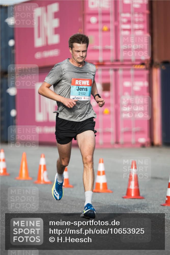 03.10.2026 - Köhlbrandbrückenlauf H.Heesch http://msf.ph/oto/10653925 03.10.2026 09:45:27 Ziel 2102, 2111 meine-sportfotos.de