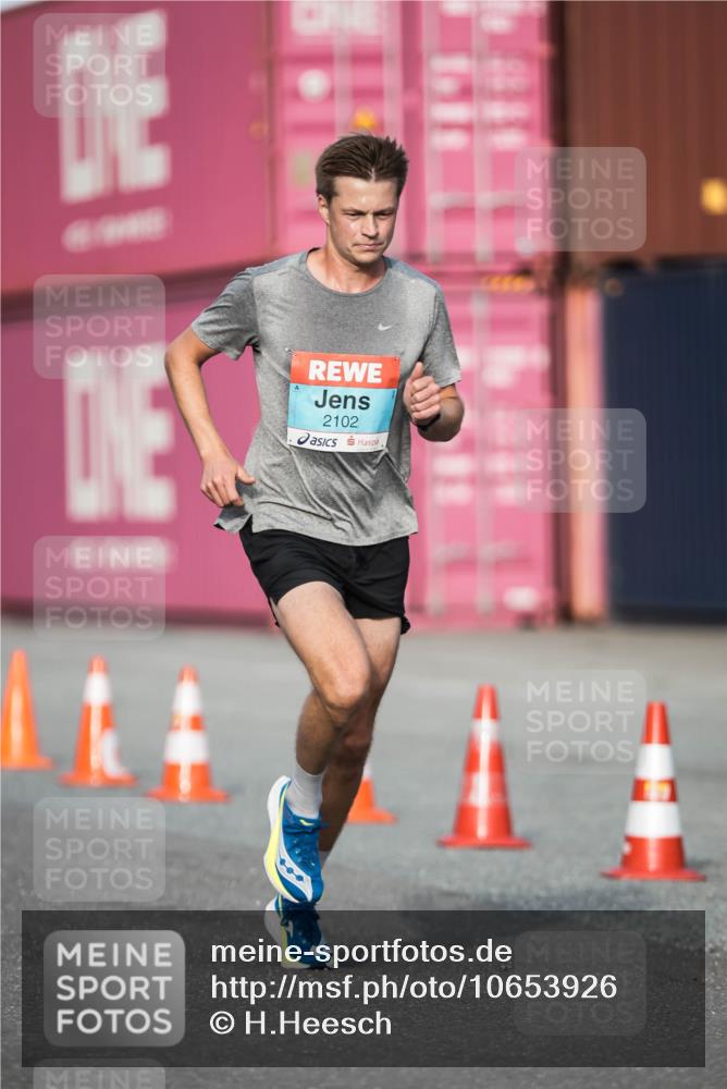 03.10.2026 - Köhlbrandbrückenlauf H.Heesch http://msf.ph/oto/10653926 03.10.2026 09:45:27 Ziel 2102, 2111 meine-sportfotos.de