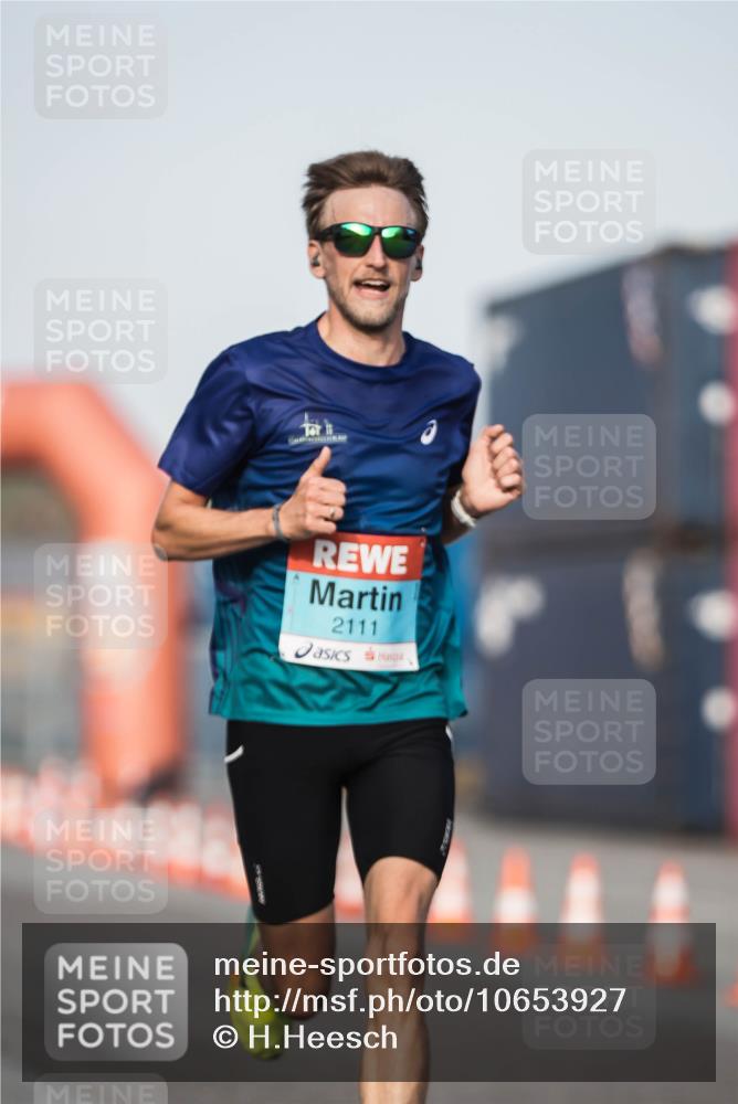 03.10.2026 - Köhlbrandbrückenlauf H.Heesch http://msf.ph/oto/10653927 03.10.2026 09:45:28 Ziel 2102, 2111 meine-sportfotos.de