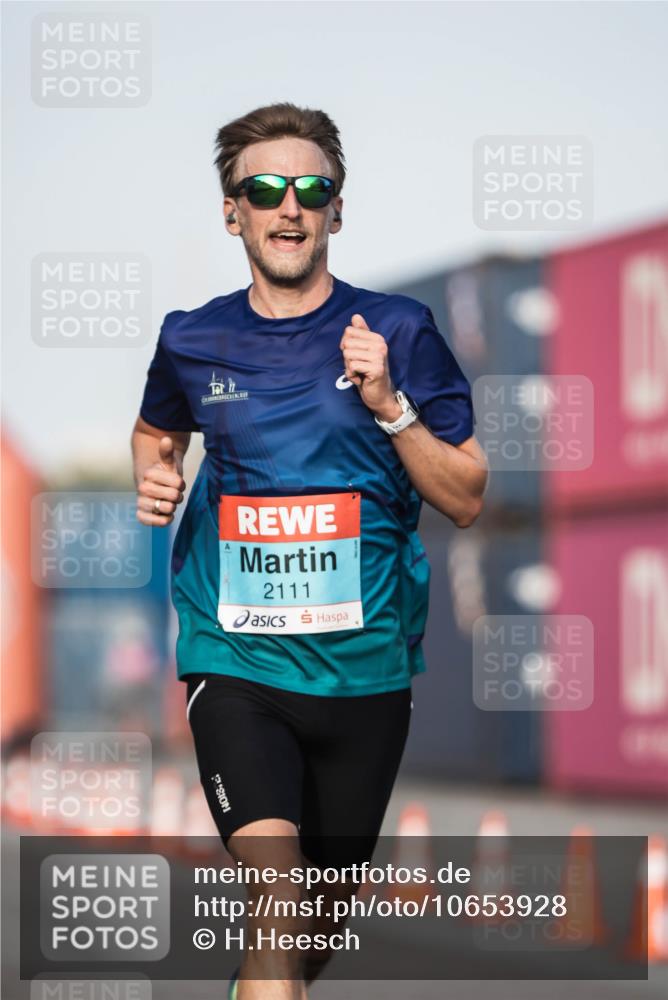 03.10.2026 - Köhlbrandbrückenlauf H.Heesch http://msf.ph/oto/10653928 03.10.2026 09:45:29 Ziel 2102, 2111 meine-sportfotos.de