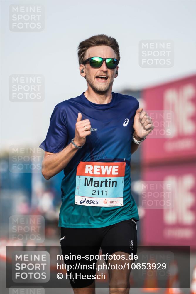 03.10.2026 - Köhlbrandbrückenlauf H.Heesch http://msf.ph/oto/10653929 03.10.2026 09:45:29 Ziel 2102, 2111 meine-sportfotos.de