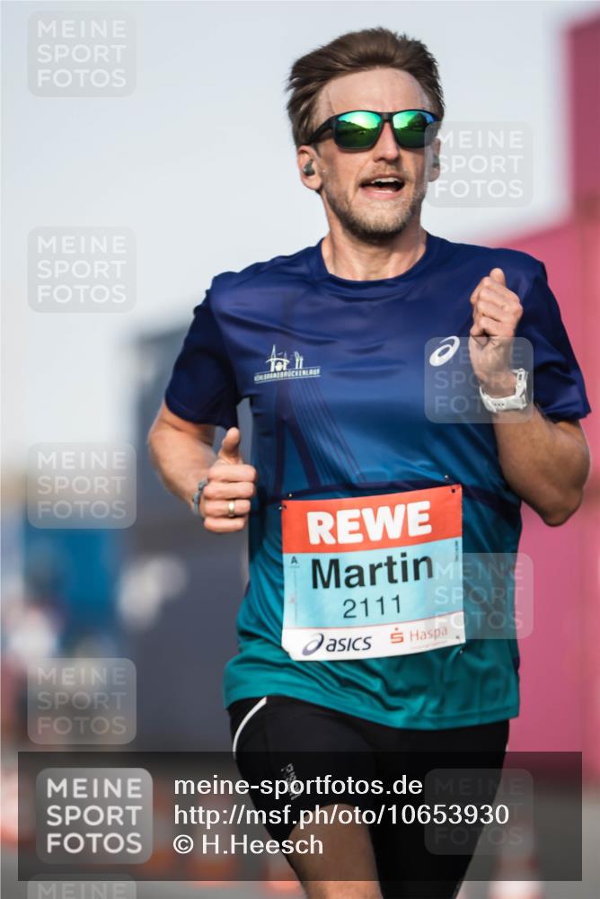 03.10.2026 - Köhlbrandbrückenlauf H.Heesch http://msf.ph/oto/10653930 03.10.2026 09:45:29 Ziel 2102, 2111 meine-sportfotos.de