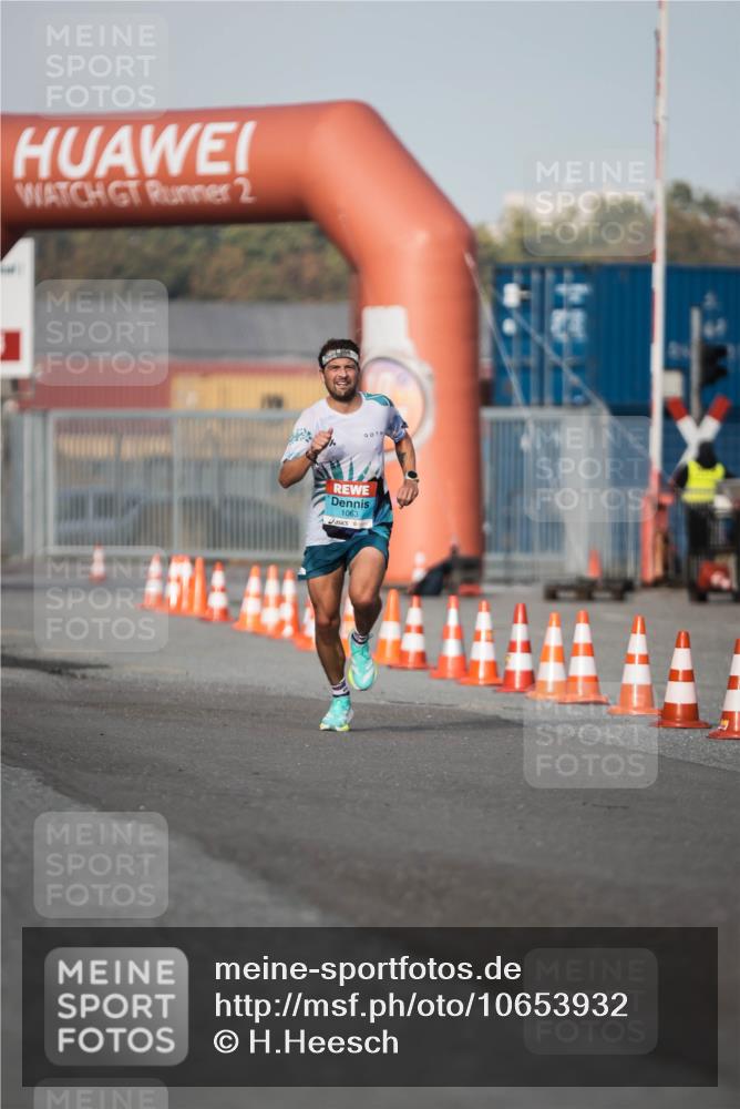 03.10.2026 - Köhlbrandbrückenlauf H.Heesch http://msf.ph/oto/10653932 03.10.2026 09:45:51 Ziel 1063 meine-sportfotos.de