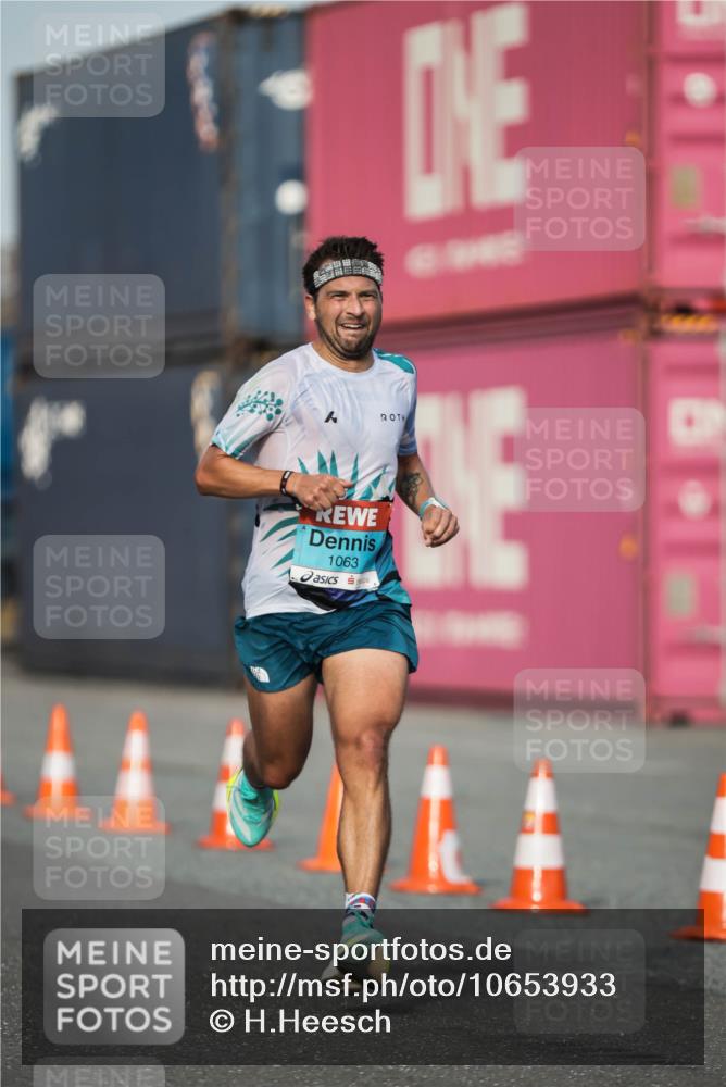 03.10.2026 - Köhlbrandbrückenlauf H.Heesch http://msf.ph/oto/10653933 03.10.2026 09:45:56 Ziel 1063 meine-sportfotos.de