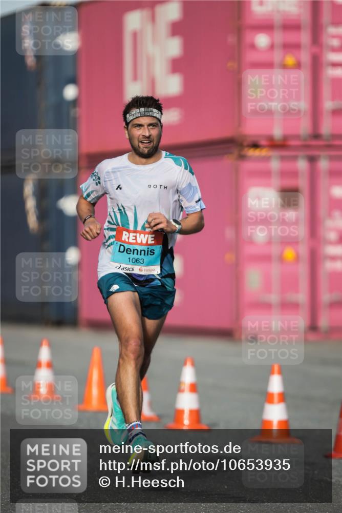 03.10.2026 - Köhlbrandbrückenlauf H.Heesch http://msf.ph/oto/10653935 03.10.2026 09:45:56 Ziel 1063 meine-sportfotos.de