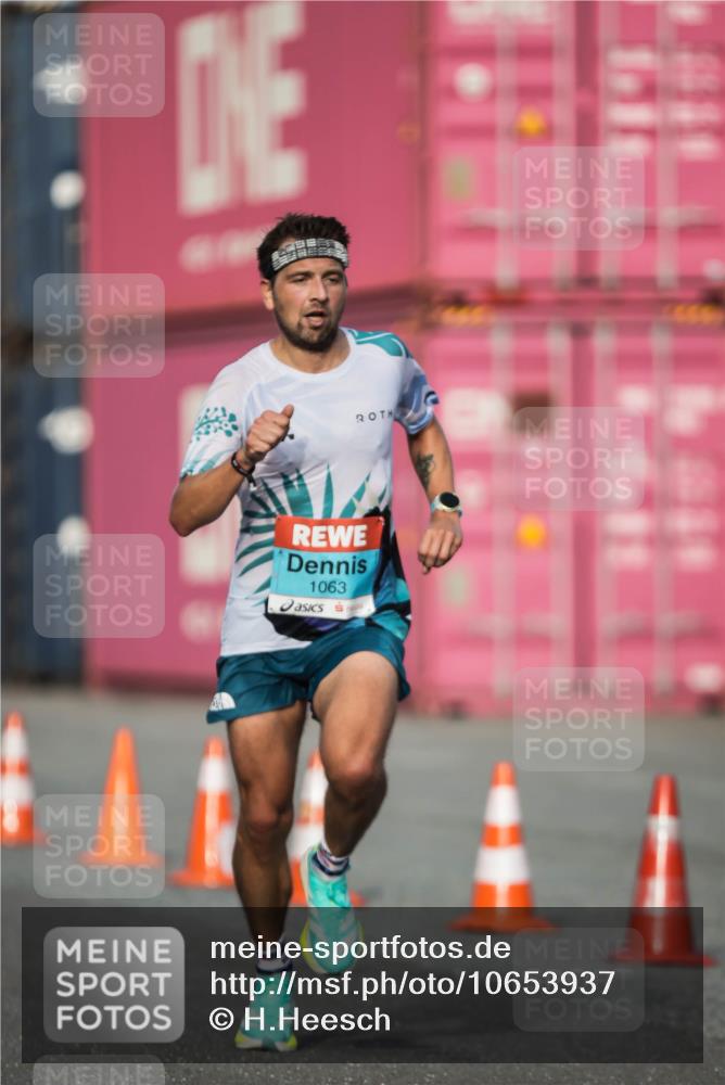 03.10.2026 - Köhlbrandbrückenlauf H.Heesch http://msf.ph/oto/10653937 03.10.2026 09:45:56 Ziel 1063 meine-sportfotos.de