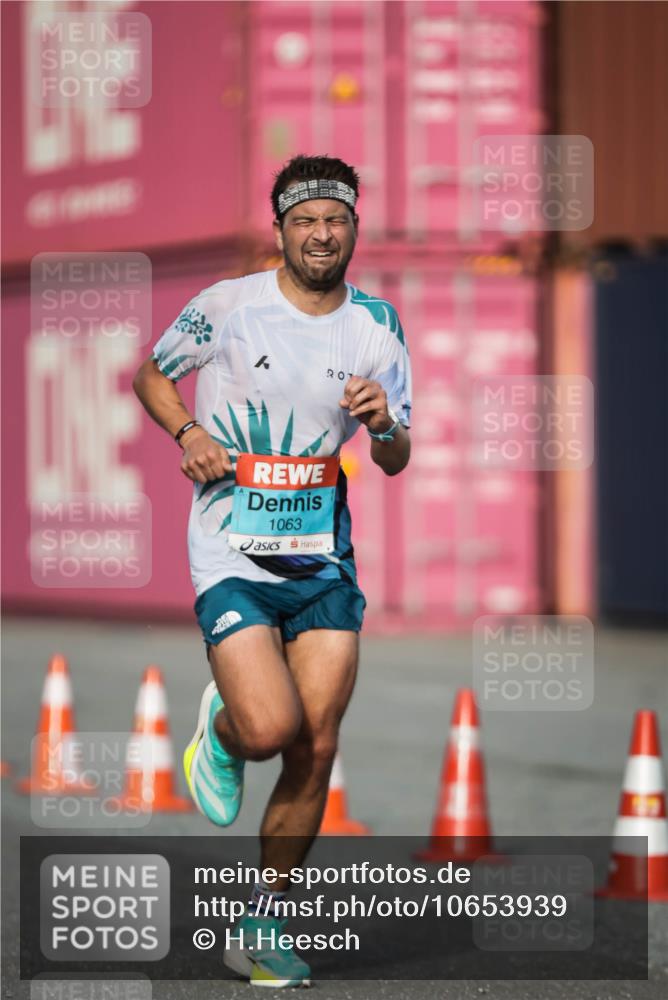 03.10.2026 - Köhlbrandbrückenlauf H.Heesch http://msf.ph/oto/10653939 03.10.2026 09:45:57 Ziel 1063, 3735 meine-sportfotos.de