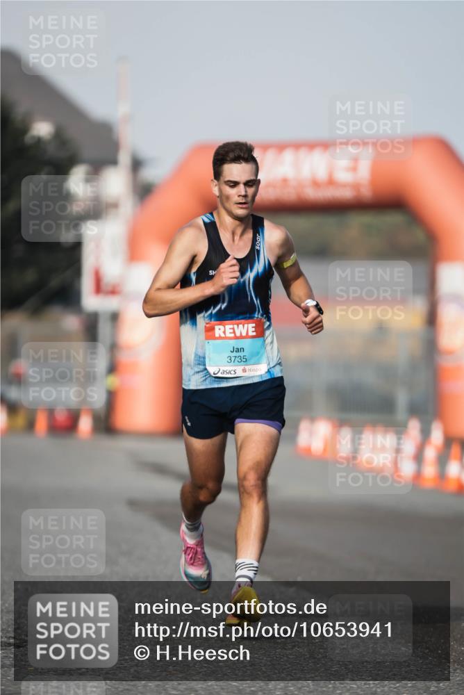 03.10.2026 - Köhlbrandbrückenlauf H.Heesch http://msf.ph/oto/10653941 03.10.2026 09:46:03 Ziel 1063, 3735 meine-sportfotos.de