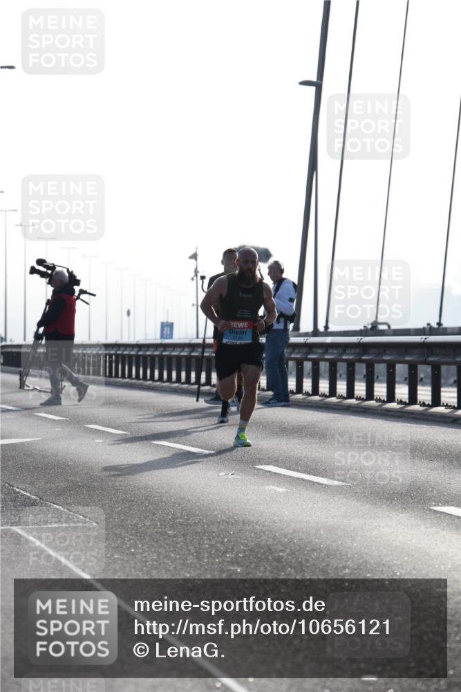 03.10.2026 - Köhlbrandbrückenlauf LenaG. http://msf.ph/oto/10656121 03.10.2026 09:15:34 Position 1 2100 meine-sportfotos.de