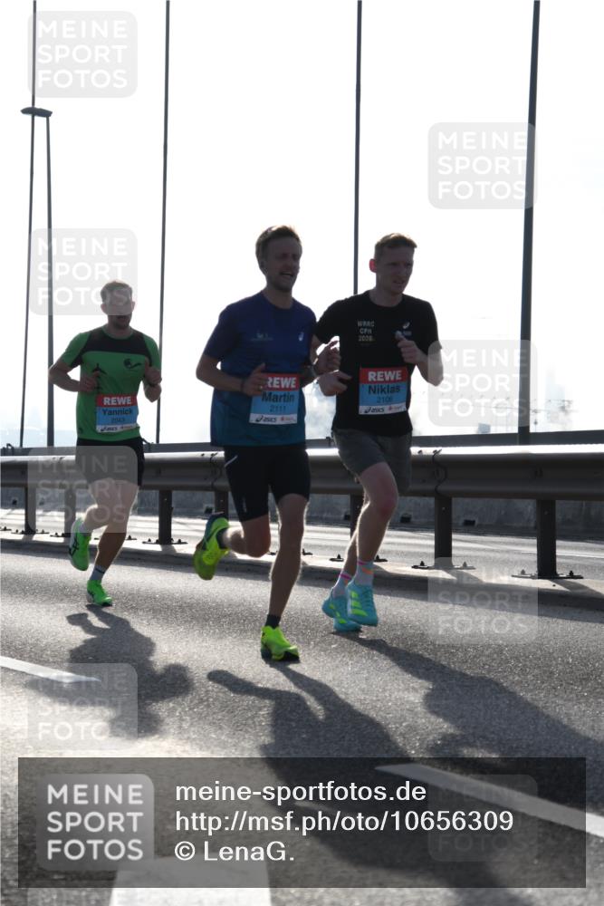 03.10.2026 - Köhlbrandbrückenlauf LenaG. http://msf.ph/oto/10656309 03.10.2026 09:16:39 Position 1 2026, 2043, 2111, 2106 meine-sportfotos.de