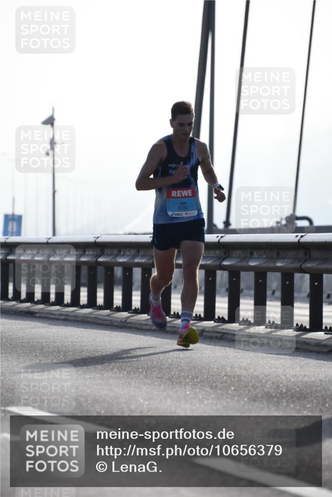 03.10.2026 - Köhlbrandbrückenlauf LenaG. http://msf.ph/oto/10656379 03.10.2026 09:17:01 Position 1 3735 meine-sportfotos.de