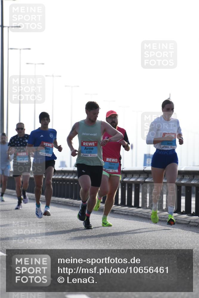 03.10.2026 - Köhlbrandbrückenlauf LenaG. http://msf.ph/oto/10656461 03.10.2026 09:17:51 Position 1 1083, 2109, 3823, 3849 meine-sportfotos.de