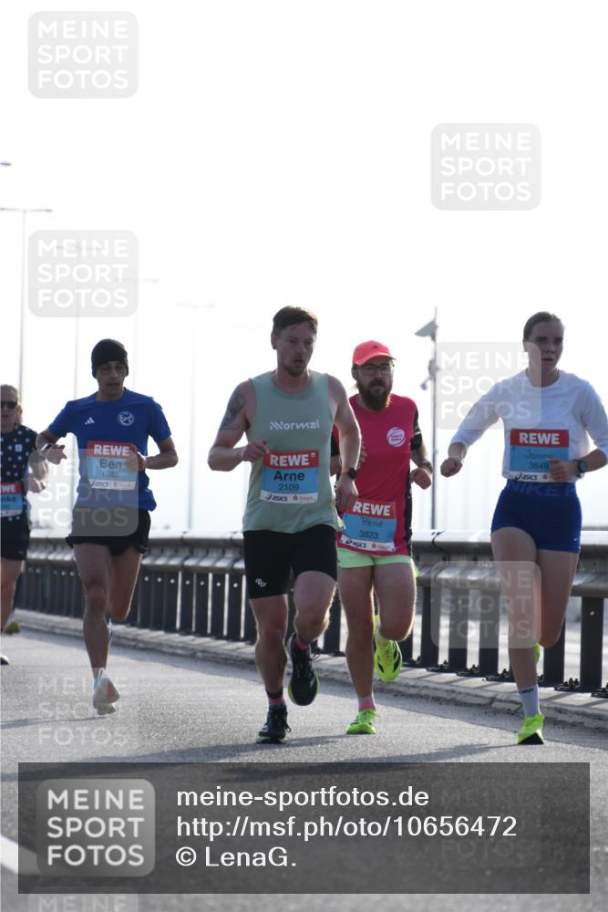 03.10.2026 - Köhlbrandbrückenlauf LenaG. http://msf.ph/oto/10656472 03.10.2026 09:17:52 Position 1 1083, 2109, 3823, 3849 meine-sportfotos.de