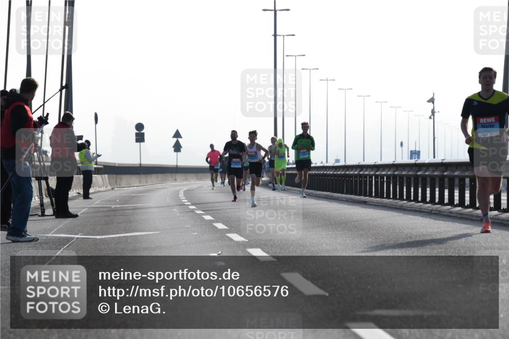 03.10.2026 - Köhlbrandbrückenlauf LenaG. http://msf.ph/oto/10656576 03.10.2026 09:18:39 Position 1 2117 meine-sportfotos.de