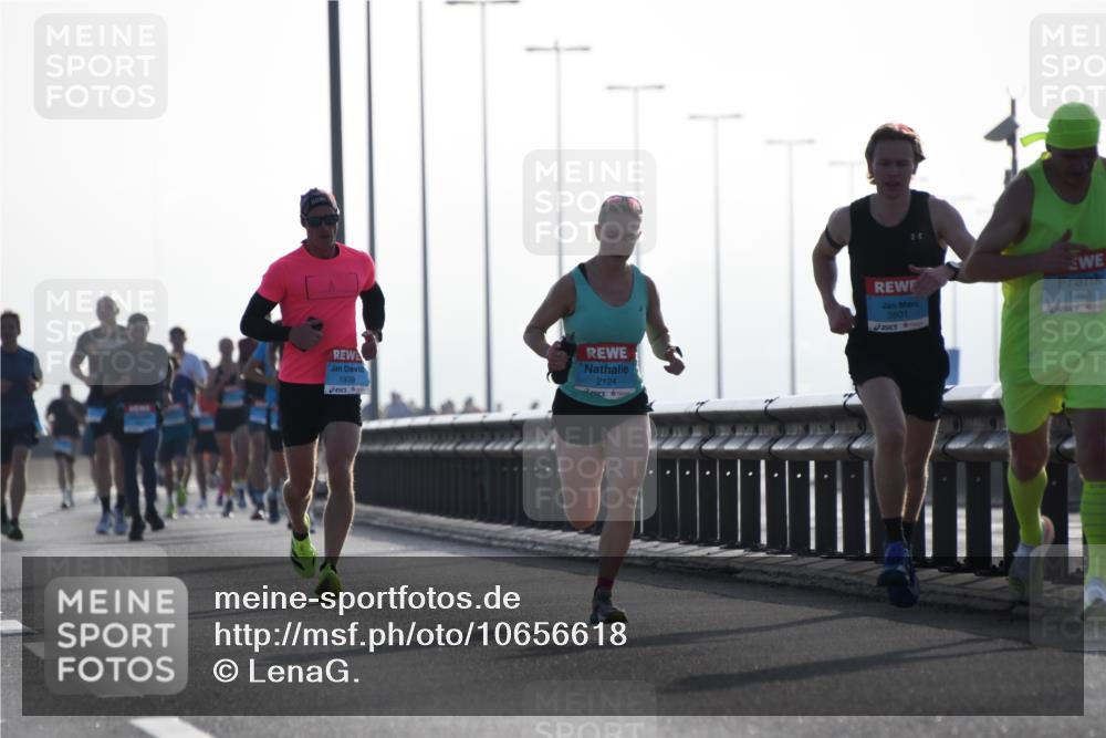 03.10.2026 - Köhlbrandbrückenlauf LenaG. http://msf.ph/oto/10656618 03.10.2026 09:18:52 Position 1 1939, 2124, 3801, 1265 meine-sportfotos.de