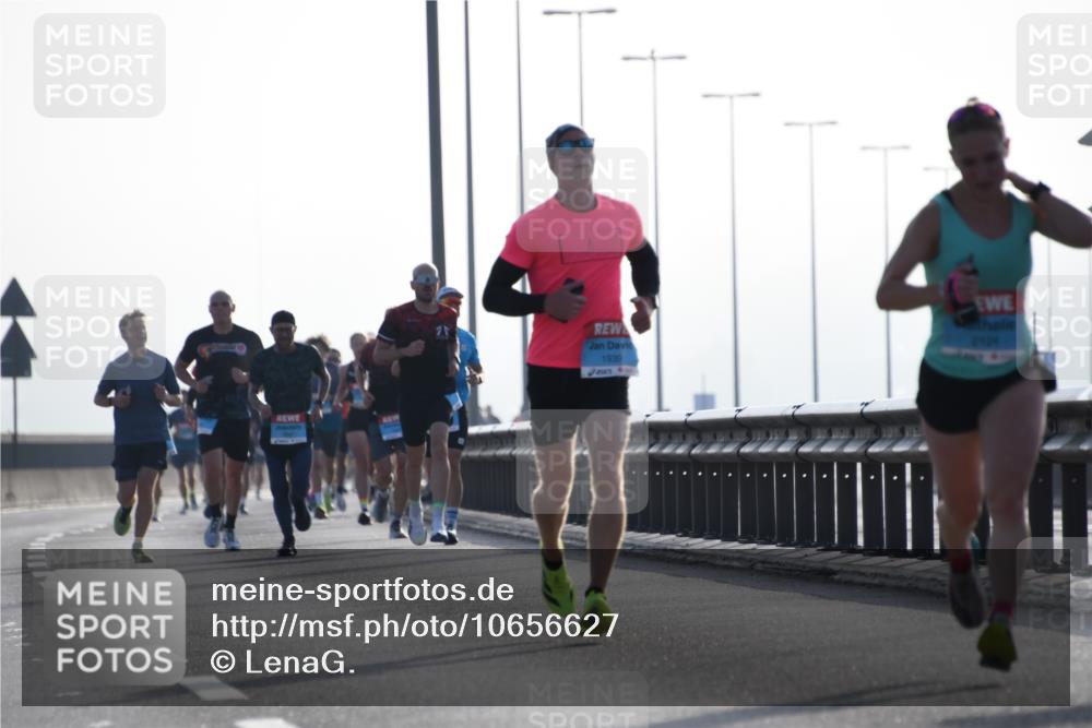 03.10.2026 - Köhlbrandbrückenlauf LenaG. http://msf.ph/oto/10656627 03.10.2026 09:18:55 Position 1 1939 meine-sportfotos.de