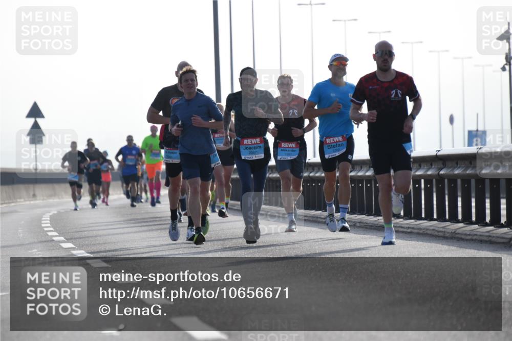 03.10.2026 - Köhlbrandbrückenlauf LenaG. http://msf.ph/oto/10656671 03.10.2026 09:19:03 Position 1 2067, 2041, 1260 meine-sportfotos.de