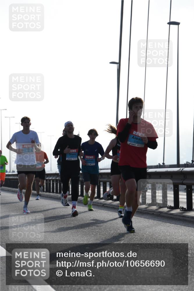 03.10.2026 - Köhlbrandbrückenlauf LenaG. http://msf.ph/oto/10656690 03.10.2026 09:19:16 Position 1 2183, 2077, 2181 meine-sportfotos.de