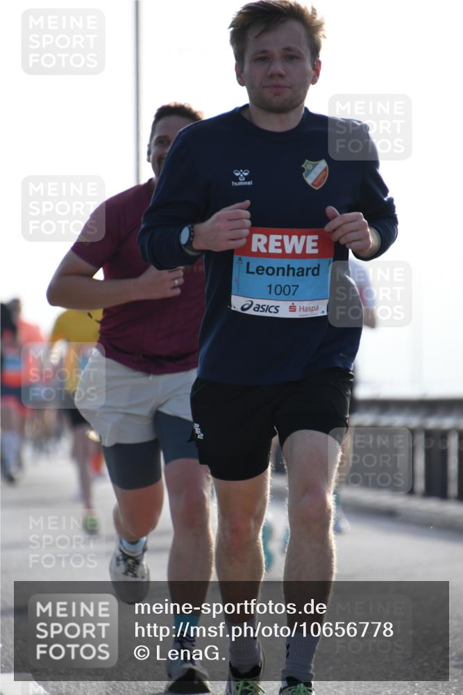 03.10.2026 - Köhlbrandbrückenlauf LenaG. http://msf.ph/oto/10656778 03.10.2026 09:19:40 Position 1 1007 meine-sportfotos.de