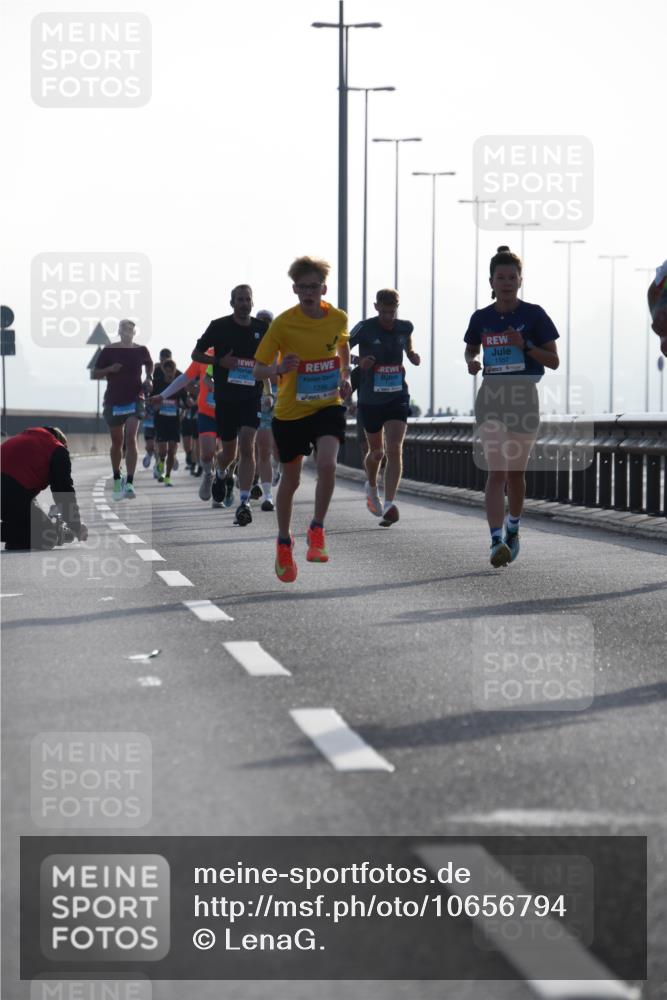 03.10.2026 - Köhlbrandbrückenlauf LenaG. http://msf.ph/oto/10656794 03.10.2026 09:19:44 Position 1 1296, 1357 meine-sportfotos.de