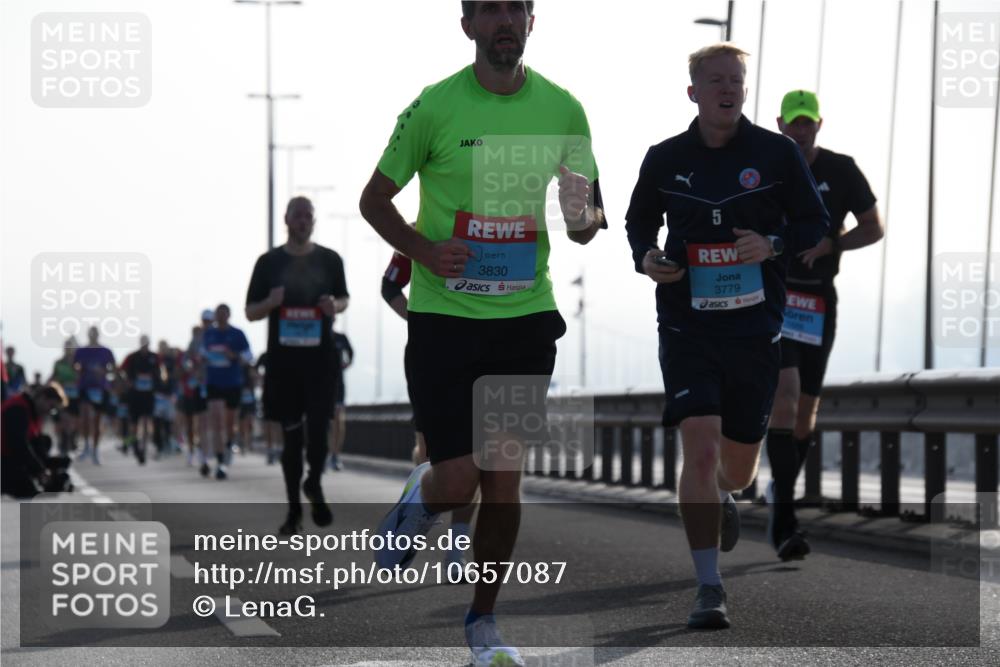 03.10.2026 - Köhlbrandbrückenlauf LenaG. http://msf.ph/oto/10657087 03.10.2026 09:20:59 Position 1 3830, 5, 3779 meine-sportfotos.de
