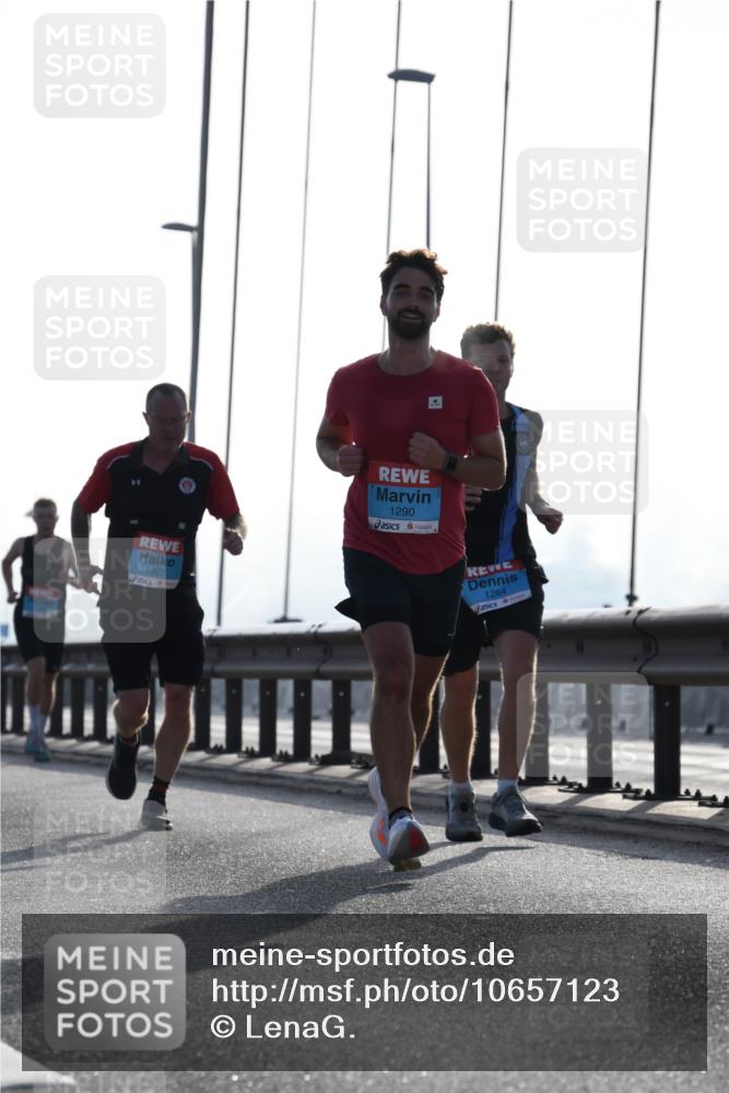 03.10.2026 - Köhlbrandbrückenlauf LenaG. http://msf.ph/oto/10657123 03.10.2026 09:21:15 Position 1 1327, 1290, 1264 meine-sportfotos.de