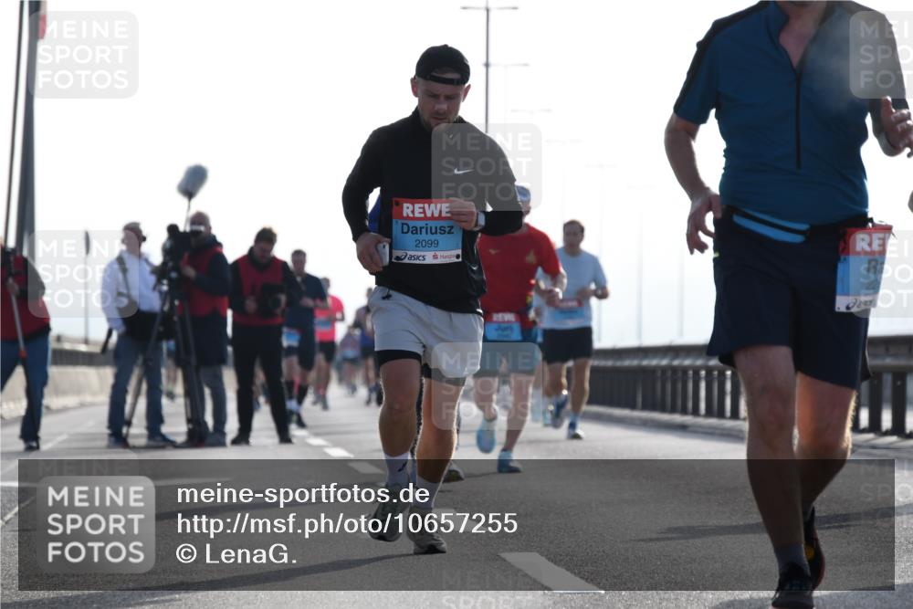 03.10.2026 - Köhlbrandbrückenlauf LenaG. http://msf.ph/oto/10657255 03.10.2026 09:21:46 Position 1 2099 meine-sportfotos.de