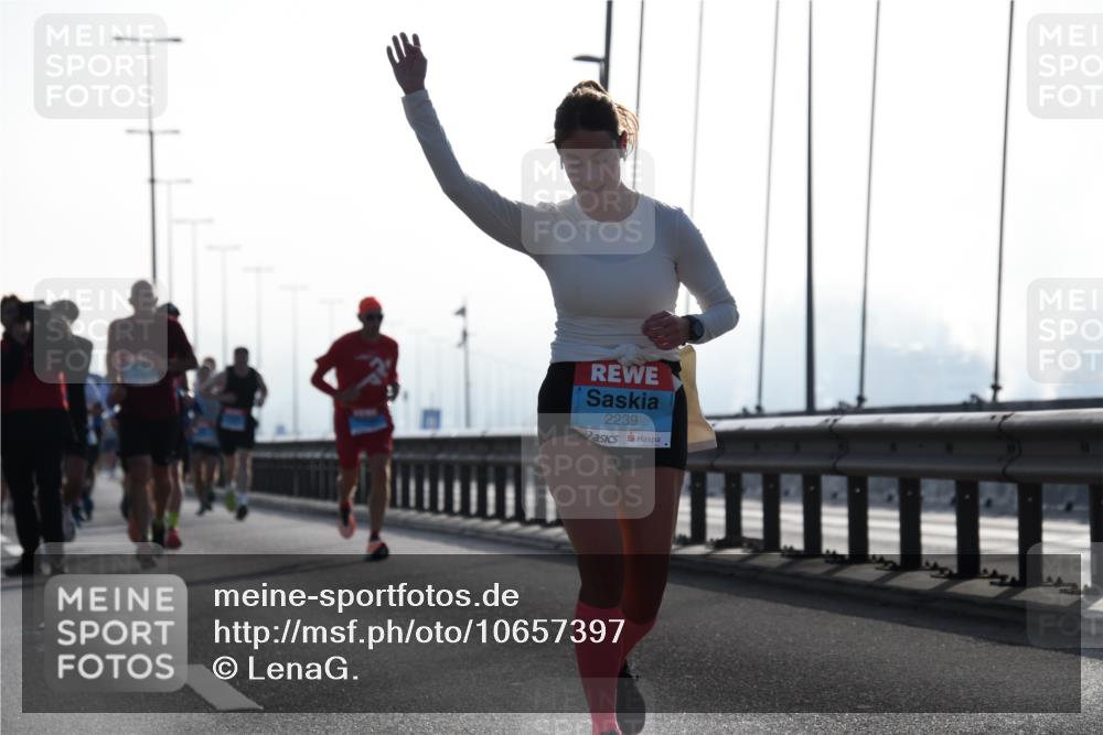 03.10.2026 - Köhlbrandbrückenlauf LenaG. http://msf.ph/oto/10657397 03.10.2026 09:22:17 Position 1 2239 meine-sportfotos.de