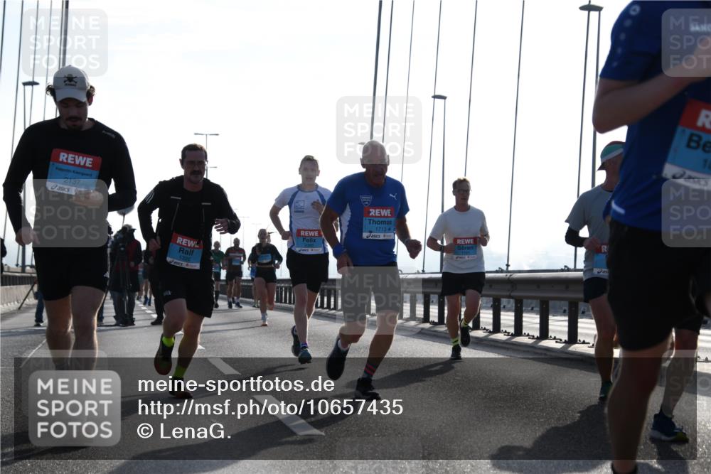 03.10.2026 - Köhlbrandbrückenlauf LenaG. http://msf.ph/oto/10657435 03.10.2026 09:22:31 Position 1 2137, 1320, 1713 meine-sportfotos.de