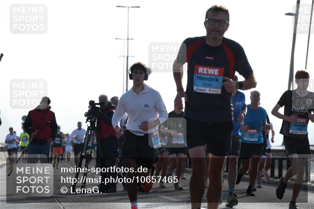 03.10.2026 - Köhlbrandbrückenlauf LenaG. http://msf.ph/oto/10657465 03.10.2026 09:22:46 Position 1 2243, 2333, 1936 meine-sportfotos.de