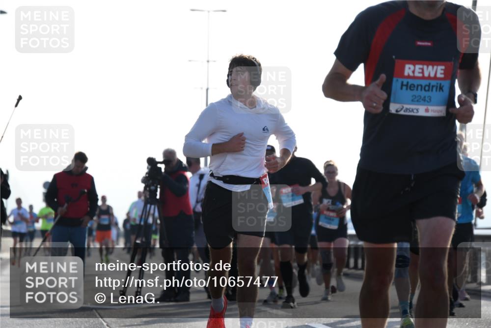 03.10.2026 - Köhlbrandbrückenlauf LenaG. http://msf.ph/oto/10657477 03.10.2026 09:22:47 Position 1 2243 meine-sportfotos.de