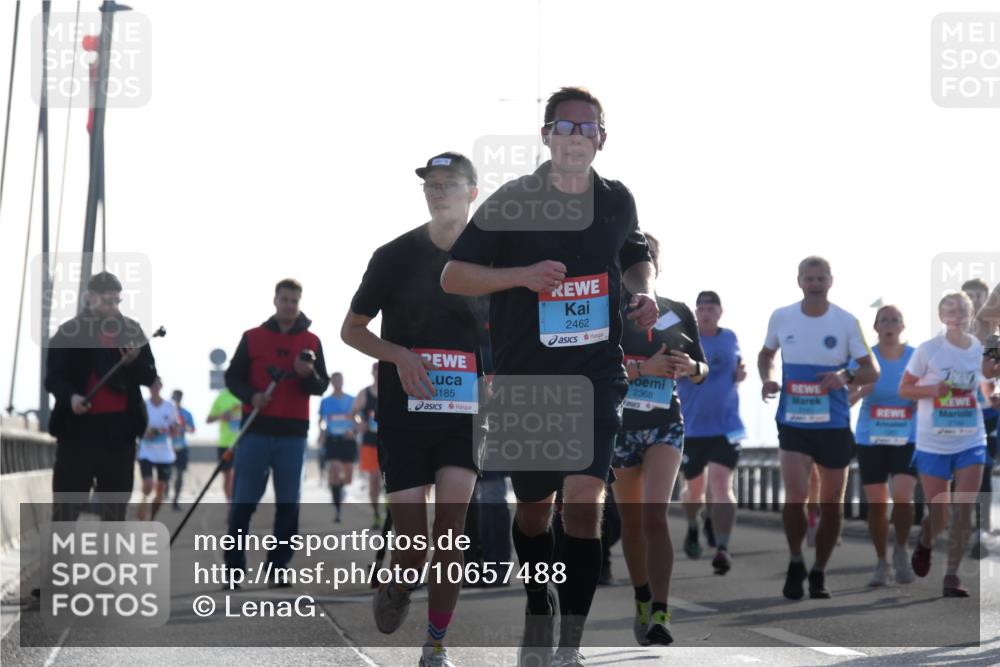 03.10.2026 - Köhlbrandbrückenlauf LenaG. http://msf.ph/oto/10657488 03.10.2026 09:22:51 Position 1 185, 2462, 2368 meine-sportfotos.de
