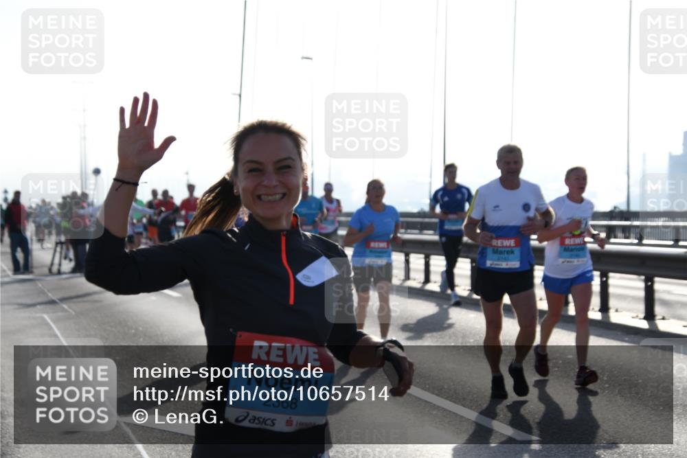 03.10.2026 - Köhlbrandbrückenlauf LenaG. http://msf.ph/oto/10657514 03.10.2026 09:22:59 Position 1 2368, 2143 meine-sportfotos.de