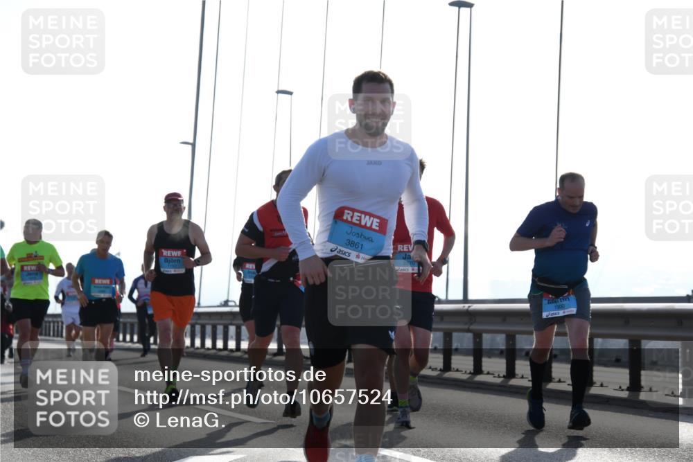 03.10.2026 - Köhlbrandbrückenlauf LenaG. http://msf.ph/oto/10657524 03.10.2026 09:23:06 Position 1 3861, 2670, 1300 meine-sportfotos.de