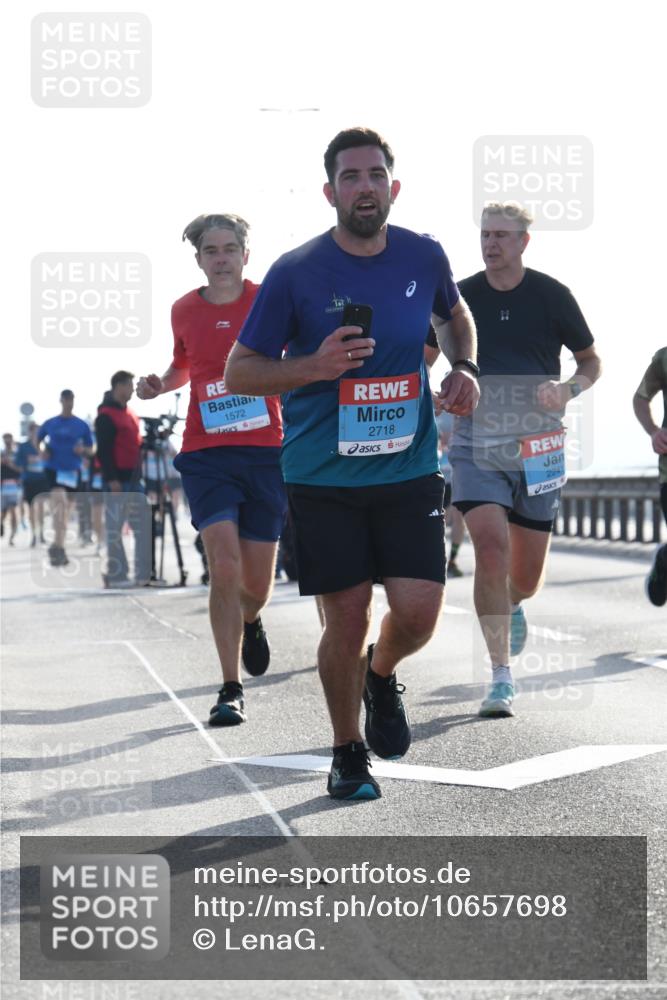 03.10.2026 - Köhlbrandbrückenlauf LenaG. http://msf.ph/oto/10657698 03.10.2026 09:23:59 Position 1 1572, 2718, 2241 meine-sportfotos.de
