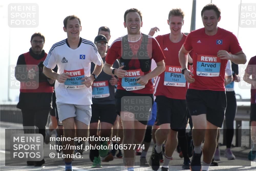 03.10.2026 - Köhlbrandbrückenlauf LenaG. http://msf.ph/oto/10657774 03.10.2026 09:24:37 Position 1 2227, 1638, 1641, 1640, 1639 meine-sportfotos.de