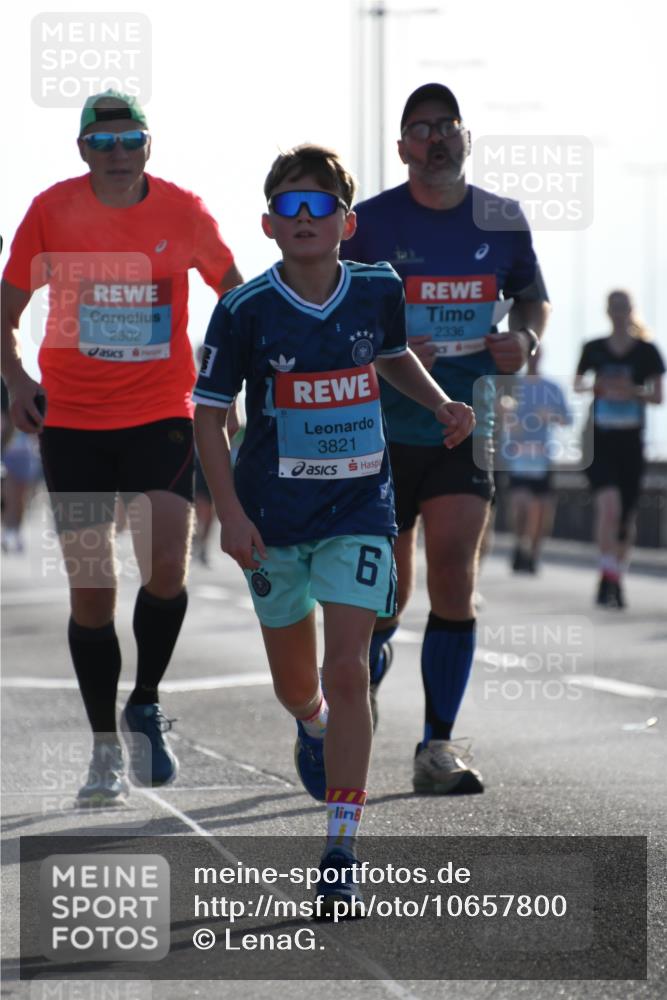 03.10.2026 - Köhlbrandbrückenlauf LenaG. http://msf.ph/oto/10657800 03.10.2026 09:25:04 Position 1 2302, 3821, 6, 2336 meine-sportfotos.de