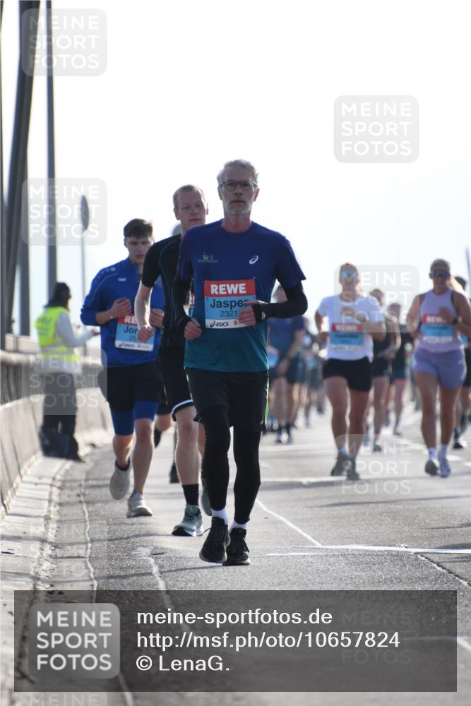03.10.2026 - Köhlbrandbrückenlauf LenaG. http://msf.ph/oto/10657824 03.10.2026 09:25:15 Position 1 2321 meine-sportfotos.de
