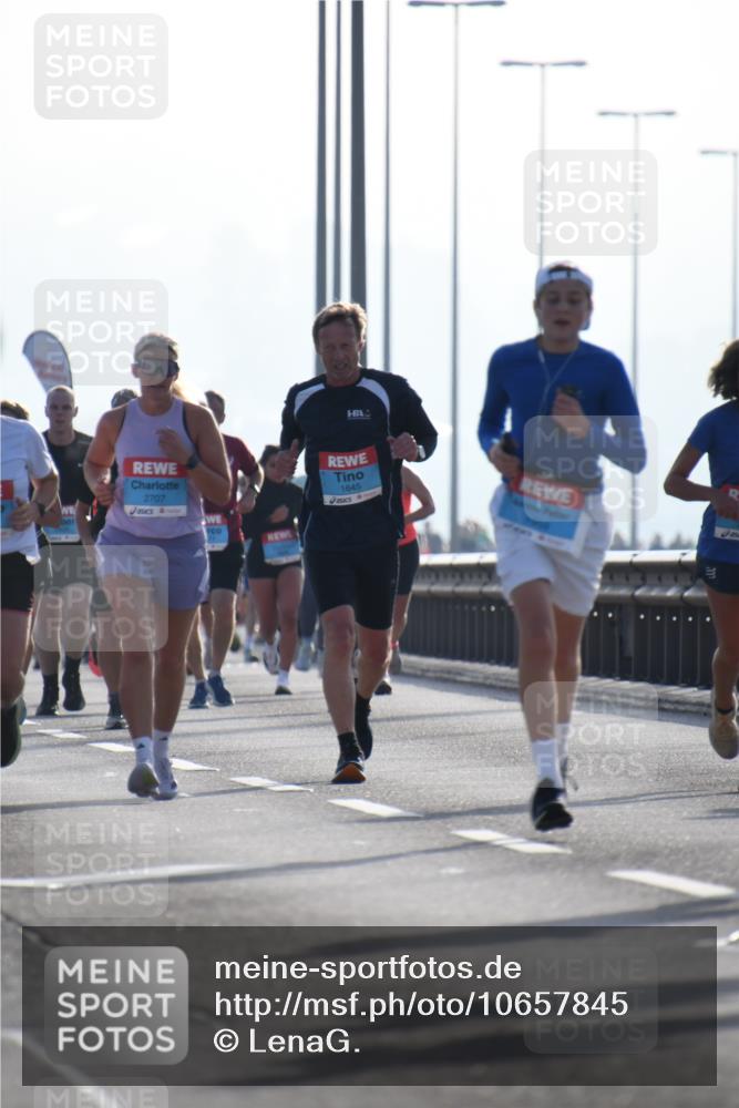 03.10.2026 - Köhlbrandbrückenlauf LenaG. http://msf.ph/oto/10657845 03.10.2026 09:25:20 Position 1 2707, 1645, 37 meine-sportfotos.de