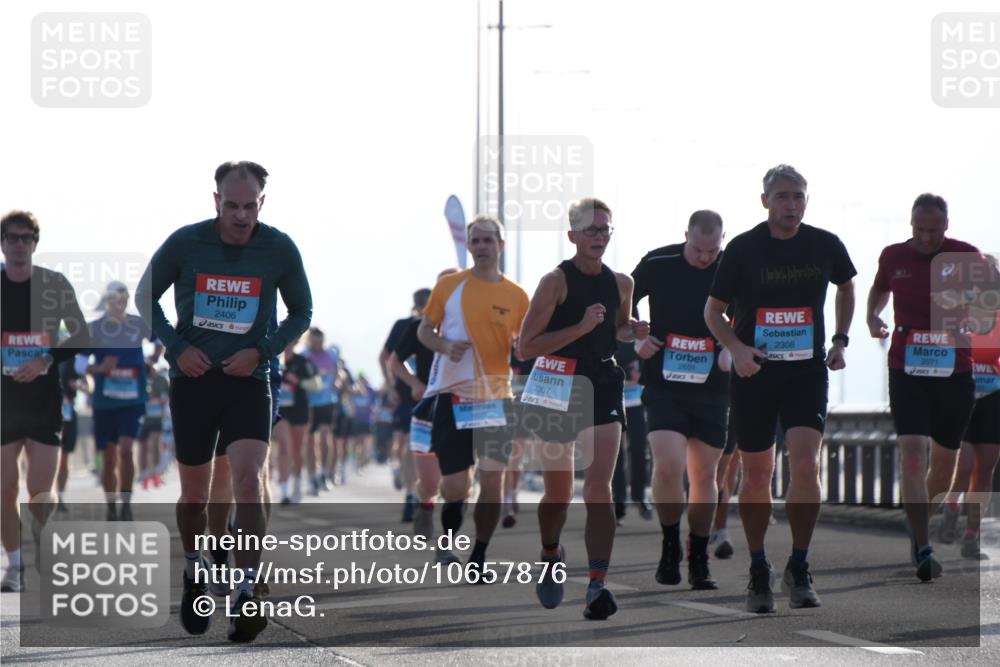 03.10.2026 - Köhlbrandbrückenlauf LenaG. http://msf.ph/oto/10657876 03.10.2026 09:25:34 Position 1 2406, 2307, 2601, 6, 2308, 2071 meine-sportfotos.de