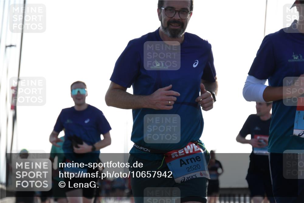 03.10.2026 - Köhlbrandbrückenlauf LenaG. http://msf.ph/oto/10657942 03.10.2026 09:25:55 Position 1 2520 meine-sportfotos.de