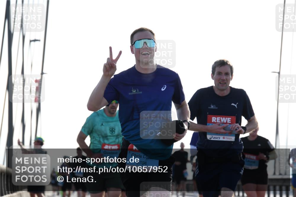 03.10.2026 - Köhlbrandbrückenlauf LenaG. http://msf.ph/oto/10657952 03.10.2026 09:25:57 Position 1 12361, 3704 meine-sportfotos.de