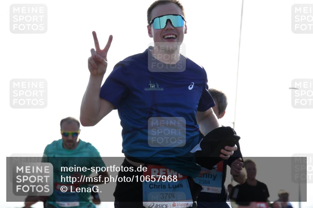 03.10.2026 - Köhlbrandbrückenlauf LenaG. http://msf.ph/oto/10657968 03.10.2026 09:25:58 Position 1 3704, 2384 meine-sportfotos.de