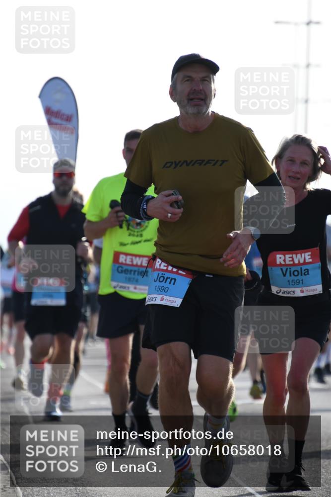 03.10.2026 - Köhlbrandbrückenlauf LenaG. http://msf.ph/oto/10658018 03.10.2026 09:26:21 Position 1 1590, 1874, 1591 meine-sportfotos.de