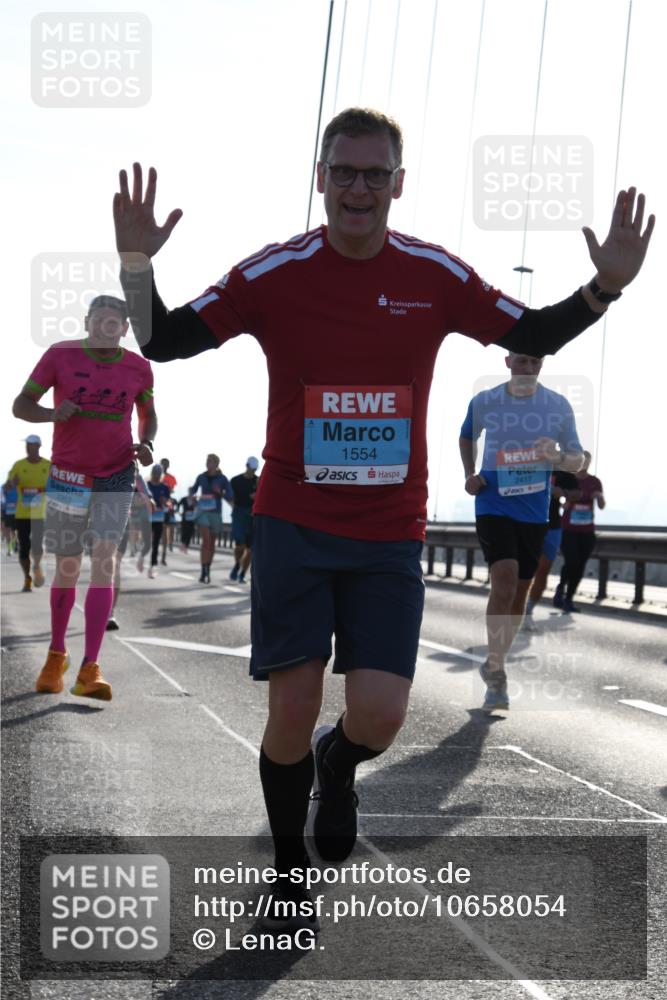 03.10.2026 - Köhlbrandbrückenlauf LenaG. http://msf.ph/oto/10658054 03.10.2026 09:26:33 Position 1 1554, 2417, 2363 meine-sportfotos.de