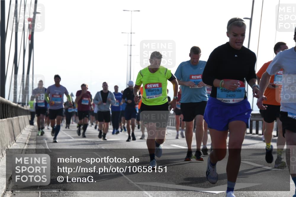 03.10.2026 - Köhlbrandbrückenlauf LenaG. http://msf.ph/oto/10658151 03.10.2026 09:27:08 Position 1 18, 2703, 2420, 26 meine-sportfotos.de