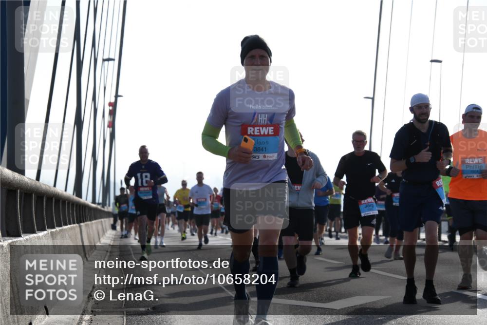 03.10.2026 - Köhlbrandbrückenlauf LenaG. http://msf.ph/oto/10658204 03.10.2026 09:27:18 Position 1 18, 3841, 1504 meine-sportfotos.de